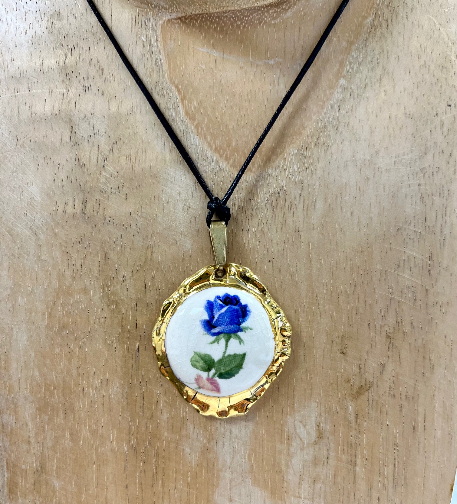 3456a ceramic blue rose cameo pendant Remon Jephcott.jpg